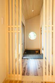 建築実例 杉特有のコントラストが美しい 平屋風自然派志向の家 建築実例 庭を抱いて くの字 に建つ 縁側のある平屋風の家 秦野市 新進建設株式会社 秦野市 伊勢原市 小田原市 平塚市の新築注文住宅 リフォーム 丸 窓 家 土間 玄関