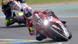 Edition des 24h du mans moto 2019 je vous emmènes avec moi découvrir l'ambiance du camping bleu, l'ambiance du circuit actuellement leader du championnat du monde fim ewc 2019/2020, le sert de damien saulnier aborde les 24 heures motos. 24 Heures Motos Les Pilotes Et Leurs Bolides Dans Le Centre Ville Du Mans