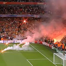Champions league group game 2012 galatasaray vs manchester united, great atmosphere inside the stadium. Galatasaray Fans Set The Emirates Stadium Pitch On Fire Sbnation Com
