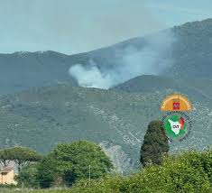 Incendio di bosco alle pendici del Monte Faeta in Toscana