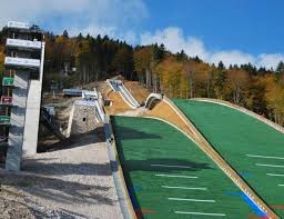Le kdo je ne pozna lepoto iz snega. Skispringen Berkutschi Com Schanzen Planica Nordic Center