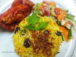 Saya tertarik bila puan nani bercerita yang satu yang berbeza dengan resepi ayam masak merah versi azie kitchen ialah terdapat penggunaan buah keras, udang kering dan penggunaan serai. Resepi Nasi Beriyani Ayam Masak Merah Senang Masak