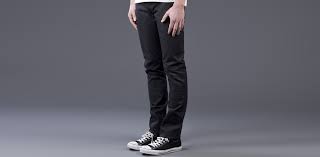 Si tu veux éviter un look trop formel, choisis une paire de chaussures de sport noires. Comment Bien Associer Le Jeans Noir Homme Le Blog De Monsieur