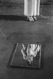 Artistic Black And White Mirror Photography Inspiration 34 Mirror Editorials Weekend Creative Mirror Photography Reflection Photography Conceptual Photography