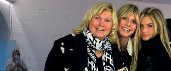 Her lover, according to reports, lives in los angeles, where they once tried to get a matching tattoo. Leni Klum Zeigte Das Gesicht Ihres Freundes Und Gab Ihm Eine Liebeserklarung Zum Valentinstag