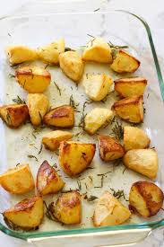 Classic Crispy Roast Potatoes With Rosemary Are The Very Best Side Dish These Oven Roasted Potatoes In 2020 Rosemary Roasted Potatoes Crispy Roast Potatoes Potatoes