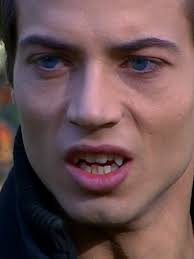 É isto que eu sou, um vampiro! 🧛 Se esta não é cena mais icónica de ‘Lua  Vermelha’, não sei qual é! 😆 Quem mais era apaixonado por esta série? 📺  Lua Vermelha