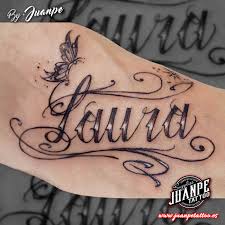 Solo recuerda que si vas a tatuarte un nombre o una palabra completa, lo mejor que que no sean todas letras mayúsculas o con muchos ribetes, porque de lo contrario será difícil de. Letra Muy Cursiva Para Tatuajes