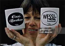 28 Hand Becher Stock Photos, High-Res Pictures, and Images