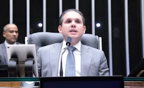 Votação sobre combustíveis será pautada na quarta caso governo retire urgência da 6x1