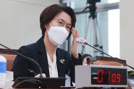 임혜숙 과학기술정보통신부 장관 후보자가 4일 오전 서울 여의도 국회에서 열린 임혜숙 과학기술정보통신부 장관 후보자 청문회에 노벨상을 두 차례나 받은 마리 퀴리가 등장했다. Ksekngety1m1km