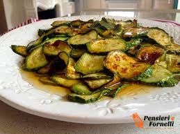 La menta fresca e l'aglio profumano le fettine di gustosissime zucchine fritte. Zucchine Alla Scapece Di Pensieri E Fornelli