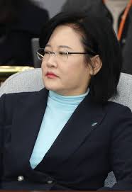 김정은 북한 국무위원장이 지난 5일 개막한 '8차 당 대회'에서 '대남문제 고찰', '대외관계 확대'라는 식의 표현을 써 가며 우리 정부를 희망고문 했지만, 또다시 핵 카드를 꺼내는 기존 전술을 반복했다. ê³µí¬ì‹¬ ì¼ìœ¼í‚¤ê¸° ì¶©ë¶„ íŒì‚¬ íƒ„í•µ ì´ìˆ˜ì§„ í˜'ë°• í˜ì˜ë¡œ ê³ ë°œ ë‹¹í•´ ì¡°ì„ ì¼ë³´