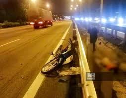 Viral terkini september 2019 kemalangan maut motor lawan arus di lpt2 ajil terenganu, katanya nak test kelajuan last kali berlaku kemalangan lokasi lekas highway, detik detik superbike excident di highway plus, kemalangan motosikal, kemalangan mat rempit di highway. Maut Tercampak Dalam Longkang