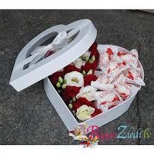 How to make a heart shaped reall rose box after 100and 1 requests from our dear costumer ace flowers your houston florist has finally decided to film a. Flowers And Candies In A Heart Shaped Box Rigas Ziedi