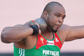 Nas competições oficiais, o engenho utilizado no sector Lancamento Do Peso Atletismo Na Julio Dinis Ovar