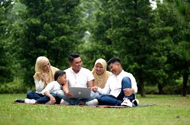 Keluarga adalah unit terkecil dari masyarakat yang terdiri dari kepala keluarga dan beberapa orang yang berkumpul dan tinggal di satu tempat di bawah atap yang sama dalam keadaan saling tergantung. Keluarga Yang Diredhai Allah Ini Ciri Ciri Keluarga Syurgawi Islam Itu Indah