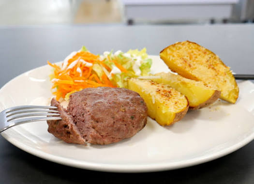 Hamburguesa ternera, patata asada y ensalada "coleslaw" - Gastronomía Vasca: Escuela de Hostelería Leioa