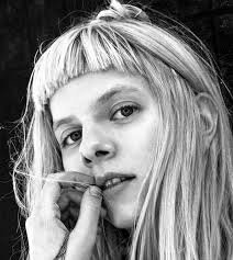Bugün öğrendim ki Aurora'nın başparmağının bir adı varmış: katilin  başparmağı ya da çağımızın jargonunda brakidaktili tip D : r/auroramusic