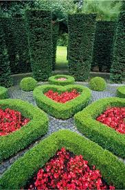Alice In Wonderland Theme Queen Of Hearts Garden Beautiful Gardens Topiary Garden Dream Garden