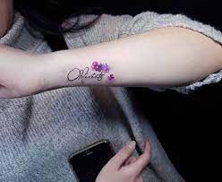 Cesur ol anlamına gelen bu dövme bize braveheart filmini hatırlatıyor. Kadin Bilek Dovmeleri Woman Wrist Tattoos Panosundaki Pin