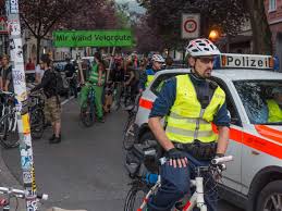 Nach angaben der stadtpolizei zürich vom samstag fuhr ein autofahrer um 20 uhr auf der am rande der velodemo «critical mass» mit tausenden teilnehmerinnen und teilnehmer ist es am. Theoretisch Ist Auch Zurich Eine Velostadt Velo
