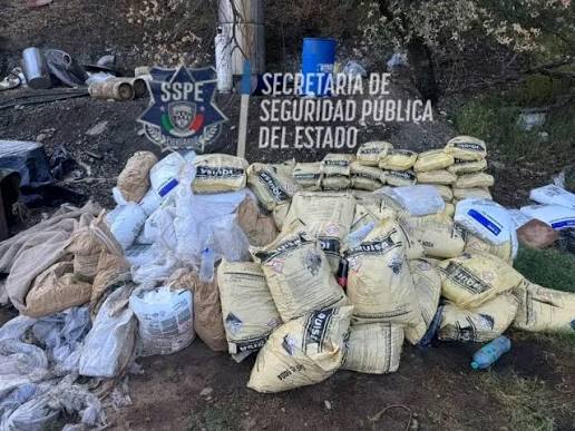 🚨 ASEGURAN PRESUNTO NARCOLABORATORIO EN LA SIERRA DE PARRAL; EVITARÍAN EL  INGRESO DE HASTA 100 MIL DOSIS DIARIAS Hidalgo del Parral, Chih.— Un  operativo interinstitucional encabezado por la Secretaría de Seguridad  Pública