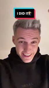 Různé vlasové styly a barvy s Adamem Machytem