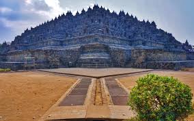 Candi borobudur merupakan salah satu candi budha terbesar di dunia dan ada di indonesia. Candi Borobudur