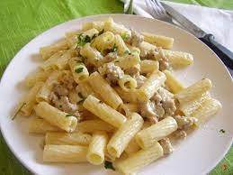 La salsiccia, oltre ad essere preparata come secondo piatto, è ottima anche per cucinare dei saporiti primi piatti. Pasta Con La Salsiccia E Panna Pasta Ricetta Pasta Con Salsiccia