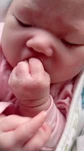 👶 🤔Ҫfarë i tërheq dhe nga çfarë i tremb më së shumti shumë foshnjat?,  📌Çfarë i tërheq/pëlqen më shumë bebushave?, Të folurit me zë të butë dhë  të ngrohtë, përkëdhelja e fytyrës, kontakti lëkurë me ...