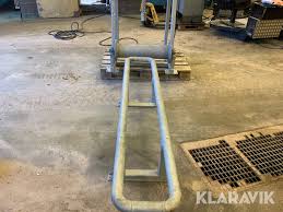 Fasaden är beklädd med lindabs fasadkasetter premium. Klaravik Auktioner Hudavdragare Mjallby Rostfria