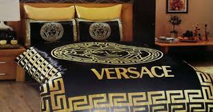 La collezione donna di h&m include articoli sportivi, accessori, gioielli e capi di abbigliamento all'ultima moda. Copripiumino Versace