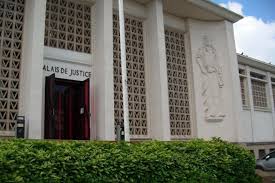 Sganarelle l'examine en paradant, et produit un diagnostic bavard à base de latin barbare et de néologismes insensés. Dt5svl0x Jelim