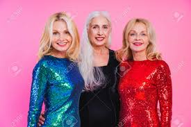 Hermosas Mujeres Mayores Con Vestidos Elegantes Festivos Divirtiéndose En  Una Fiesta - Grupo De Mujeres Maduras Sexys Con Un Aspecto Excéntrico De  Moda Posado En Fondos Clorados - Conceptos Sobre El Estilo