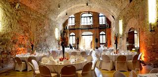 Weddinglocation Hochzeitslocation Weddingvenue Berlin Blumen Hochzeit Deko Orange Gewolbe Weddingplanner Hoc Wedding Venues Venues Table Decorations