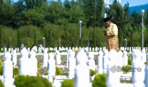 (1) orang yang mengajarkan ilmu agama, (2) orang yang mengalirkan sungai (yang mati) (3) orang yang membuat sumur, (4) orang yang menanam kurma, (5) orang yang membangun masjid, (6) orang yang memberi mushaf al. Amalan Ke Alam Abadi