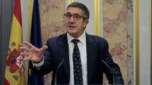 Patxi López se niega a responder a un periodista tras la votación de  investidura: «No voy a respetar a un racista»