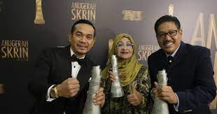 Meskipun dikritik, formula pengarah drama dan penulis skrip popular, shahrulezad mohameddin yang berani menghasilkan drama tentang seorang ustaz yang bertemu dan secara tidak sengaja jatuh hati kepada seorang pelacur akhirnya berbaloi apabila drama nur. Senarai Penuh Pemenang Anugerah Skrin 2018 Ask 2018 Dunia Penuh Gosip