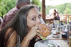 Stockwieserdamm 263, 45721 haltern am see. Foto Polina Beim Burger Essen Im Lake Side Inn In Haltern Am See Vergrossert