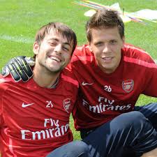 Arsène wenger en fait un titulaire en l'absence de son compatriote łukasz fabiański, blessé à l'épaule, manuel almunia étant réduit au rôle de. Pin On Arsenal F C