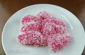 Steamed sago kuih / kuih sagu 三色沙谷米糕. Resepi Kuih Sagu Kelapa Parut Resepi Adik