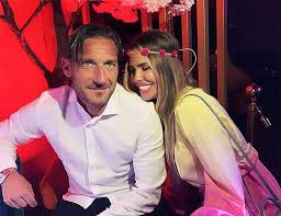 Francesco totti (born 27 september 1976) has been an italian football player. Lovestory Totti Und Hilari Blazi Er Widmete Ihr Die Tore Im Derby Sie Hielt Ihn Vom Wechsel Zu Real Ab Und Skandalisierte Mit Spalletti Seria A Francesco Totti Roma