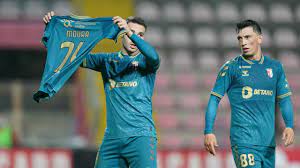 João paulo dias fernandes (born 9 november 1992), commonly known as paulinho, is a portuguese professional footballer who plays for sporting cp and the portugal national team as a striker. Taca Trofense Sp Braga 1 2 Cronica Maisfutebol