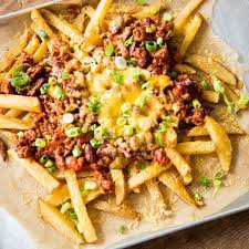 Eine Schicht Goldige Fritten Ein Schwung Feuriges Chili Und Schliesslich Das Ganze Mit Kase Uberbacken Di Rezepte Amerikanische Gerichte Amerikanisches Essen