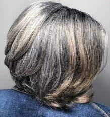 Dans le même esprit métal, les cheveux sont gris moyen (ou clair selon la nuance), avec des reflets bleus. 60 Magnifiques Styles De Cheveux Gris Femme Coloration Et Teinture