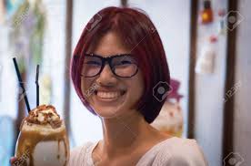 A chi sta bene il cioccolato malva su capelli castani biondi scuri e mori ecco come. Immagini Stock I Capelli Rossi Ragazza Asiatica Nerd Avere Frullato Al Cioccolato E Caffe Macaronsin Epoca Image 61102469