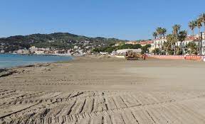 Nuova Sabbia Alla Spiaggia Delfino E Al Molo Delle Tartarughe Di Diano Marina Per Renderle Ancora Piu Belle Le Immagini Oggi Cronaca