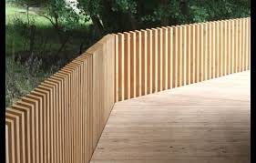 Photos De La Passerelle En Bois A Koerich Martin Charpentes Prenez Une Lon A Bois Charpentes De E Zaun Garten Garten Zaun Ideen Gartengestaltung
