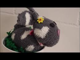 Um tiere aus waschlappen zu basteln, sollten die lappen feucht, aber nicht nass sein. Diy Osterhase Aus Socken Liegend Ohne Nahen Basteln Zu Ostern Youtube